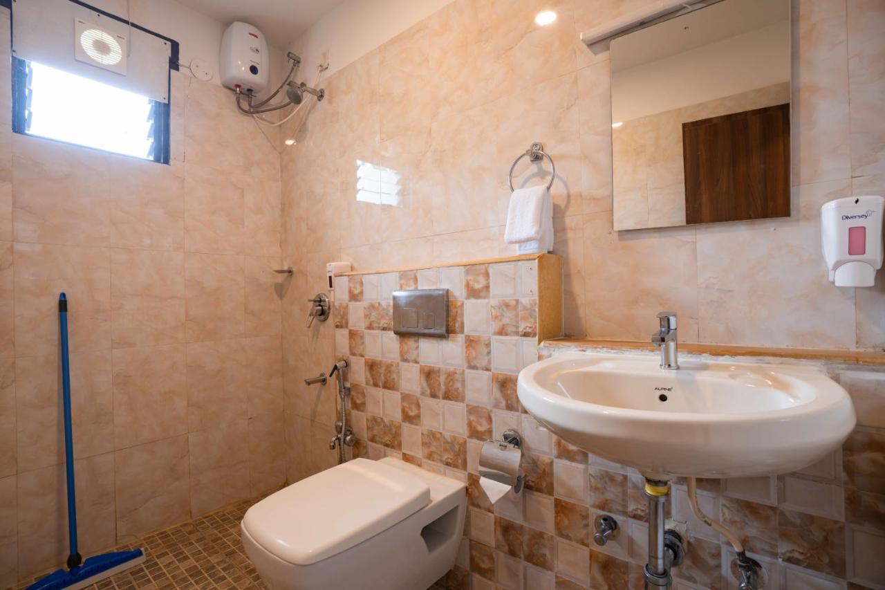 Gostops Plus Goa Vagator Velha Goa Exterior foto